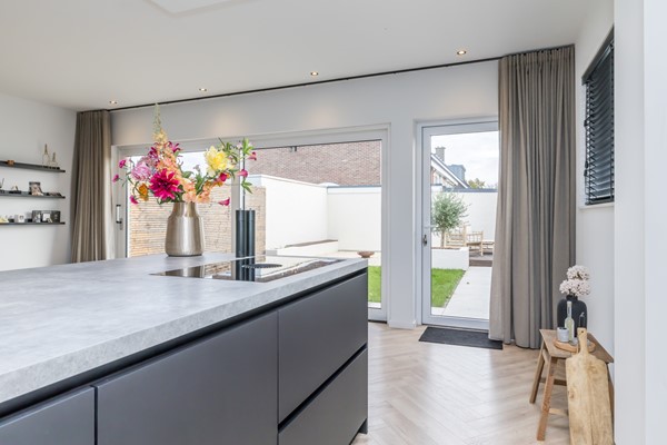 Foto - Verkocht onder voorbehoud: Instapklare gemoderniseerde geschakelde 2 onder 1 kap woning  met aanbouw, open keuken, tuin en garage in Voerendaal